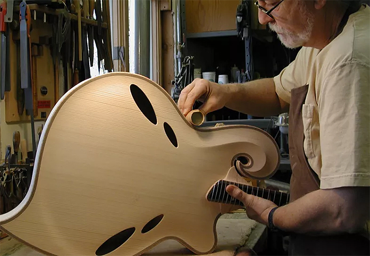 Gitar tasarımcılığının Leonardo da Vinci'si luthier John Montelone