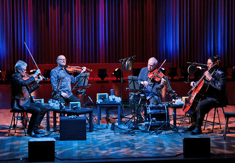 Kronos Quartet'ten unutulmayacak bir konser, müzikal liberalizme yönelik olağanüstü bir repertuvar