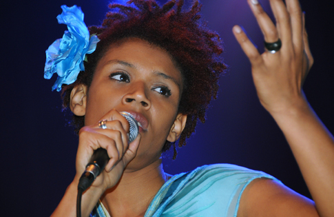 Cape Verde`nin genç sesi Carmen Souza geçen yılın ardından bu kez üç şehirde birden söyleyecek...