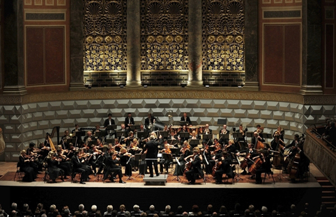 Klasik müziğin güçlü orkestralarından Merck ile Kerem Görsev Trio`dan cazla klasiği buluşturan bir konser