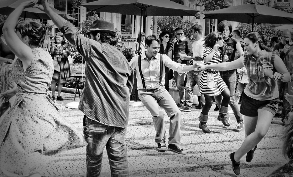 Caz müziğin dans hali, swing kökenli Lindy Hop etkinlikleri dans etmeyi seven herkesi biraraya getiriyor.