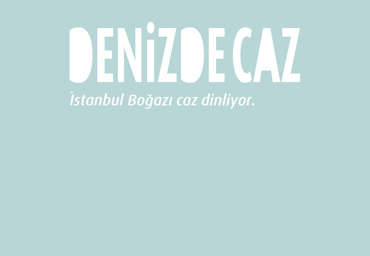 İstanbul Boğazı'nda yatla gezerken caz dinlemek