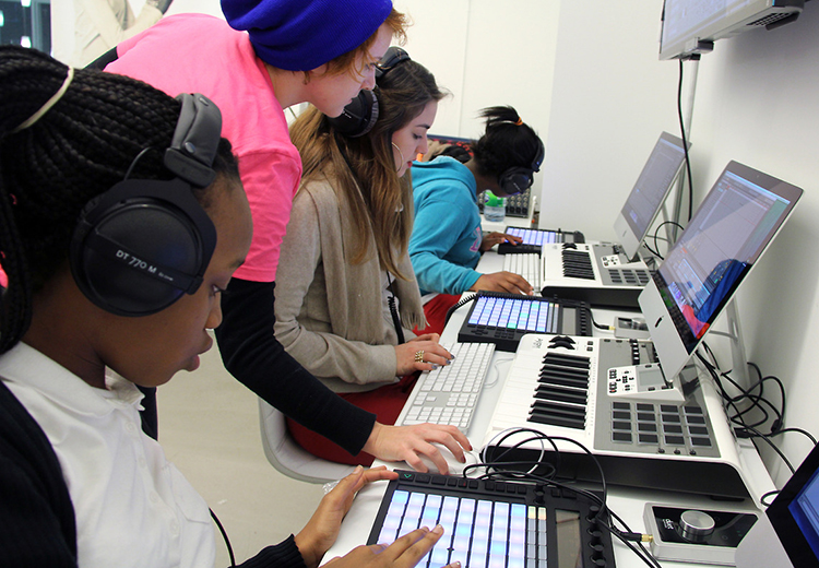 Kendi müziğini yapmak isteyen genç kadınlara ücretsiz eğitim verecek Beats By Girlz Türkiye başlıyor